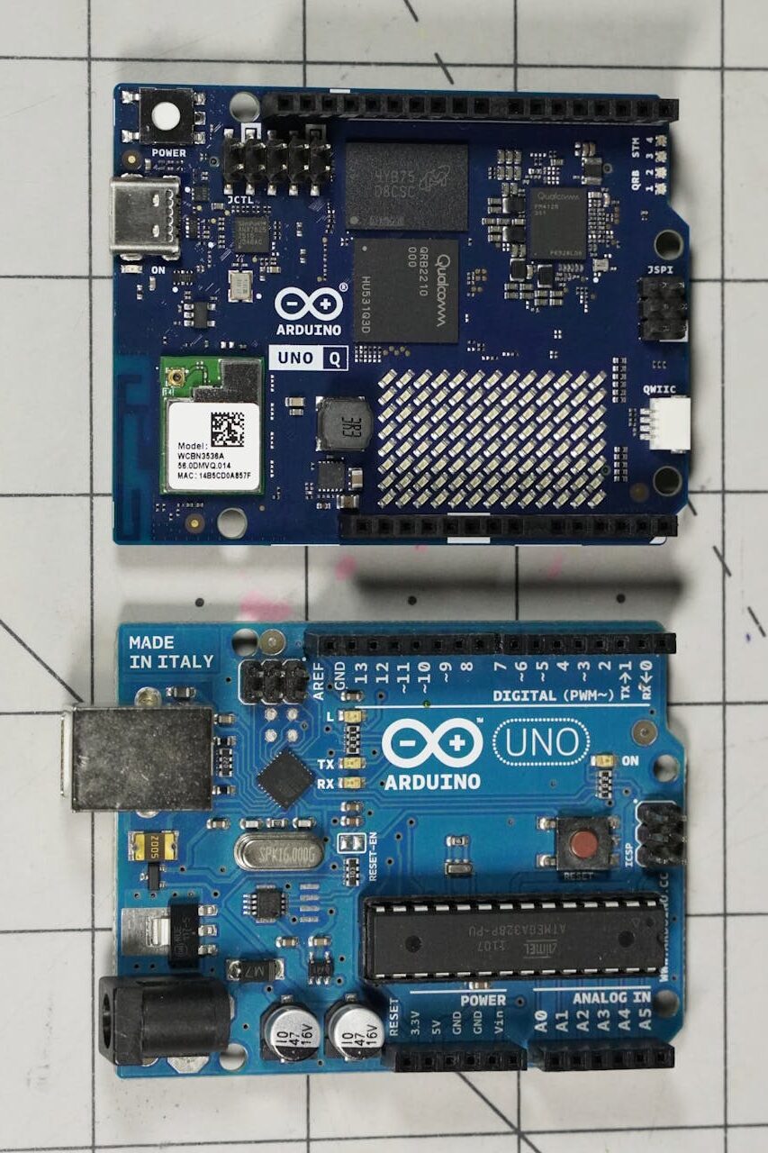 Arduino UNO Q vs Arduino UNO R2