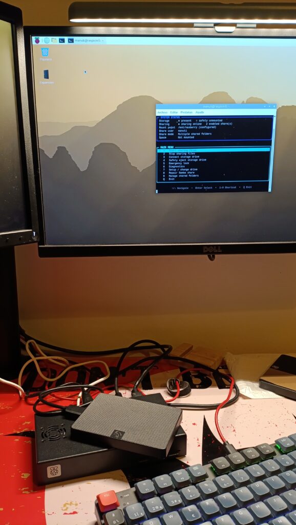Nasberry pi en funcionamiento en Raspberry Pi OS con CM5 en IO Bard y caja oficial